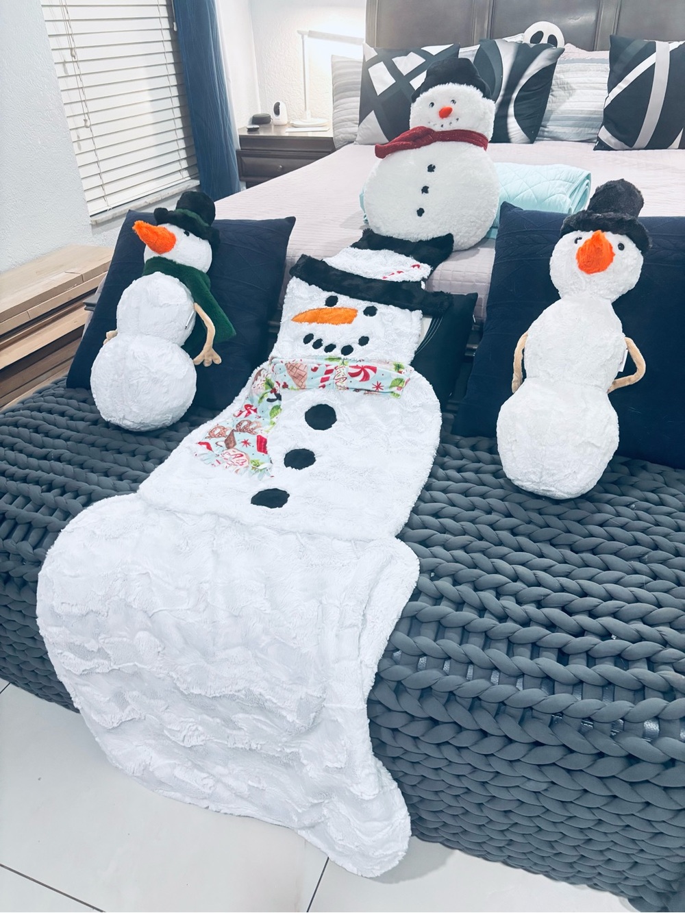 Plush Snowman Throw Blanket and Decorative Snowman Set - White.  4 pieces